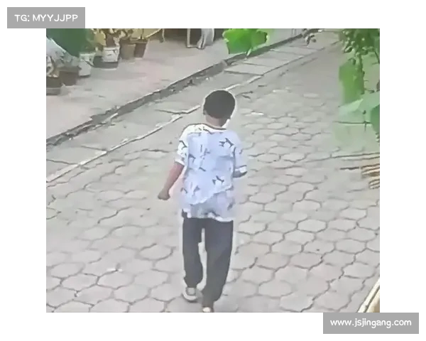 网红夹包哥街头遭遇杀害,真相揭露:背后原因令人震惊,母亲仍未得知噩耗 网红夹包哥街头遭遇杀害,真相揭露:背后原因令人震惊,母亲仍未得知噩耗